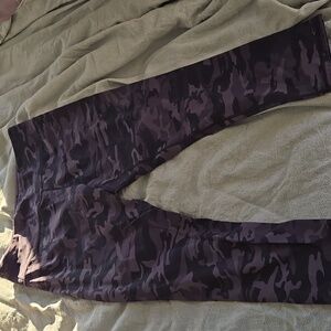Size 14/16 zyia black camo leggings